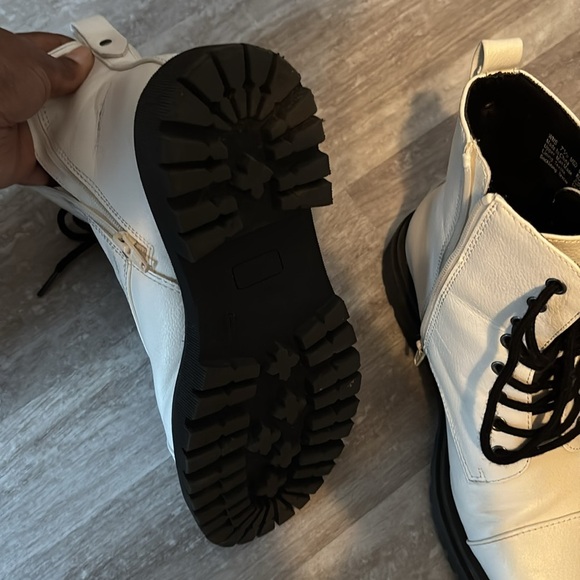 White lace up boots - Picture 3 of 5